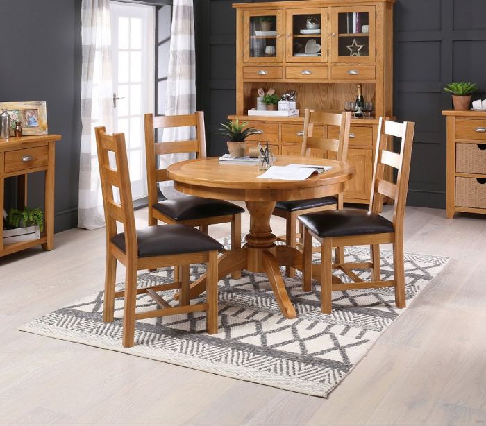 hình ảnh phòng ăn với bàn tròn, ghế gỗ đặt vừa vặn trên thảm trải họa tiết hình học
