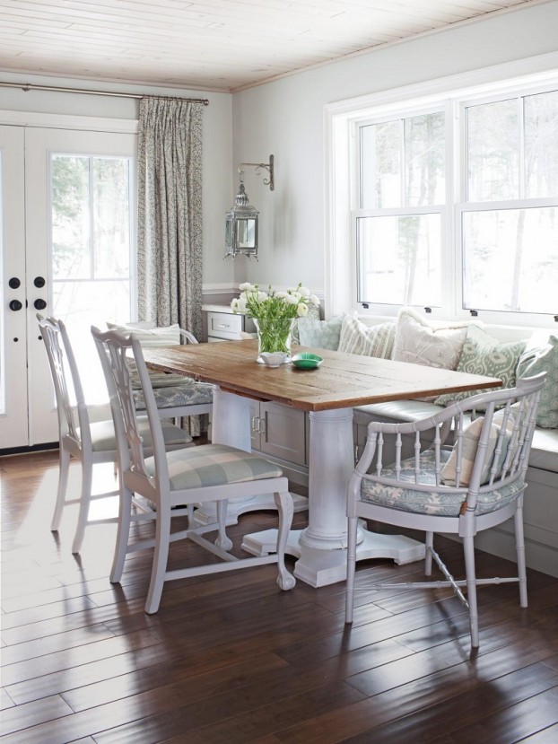hình ảnh mẫu phòng ăn phong cách đồng quê yên bình với bàn gỗ, ghế ngồi bọc nệm màu trắng, cửa sổ kính, rèm cửa hoa nhí, bình hoa trang trí