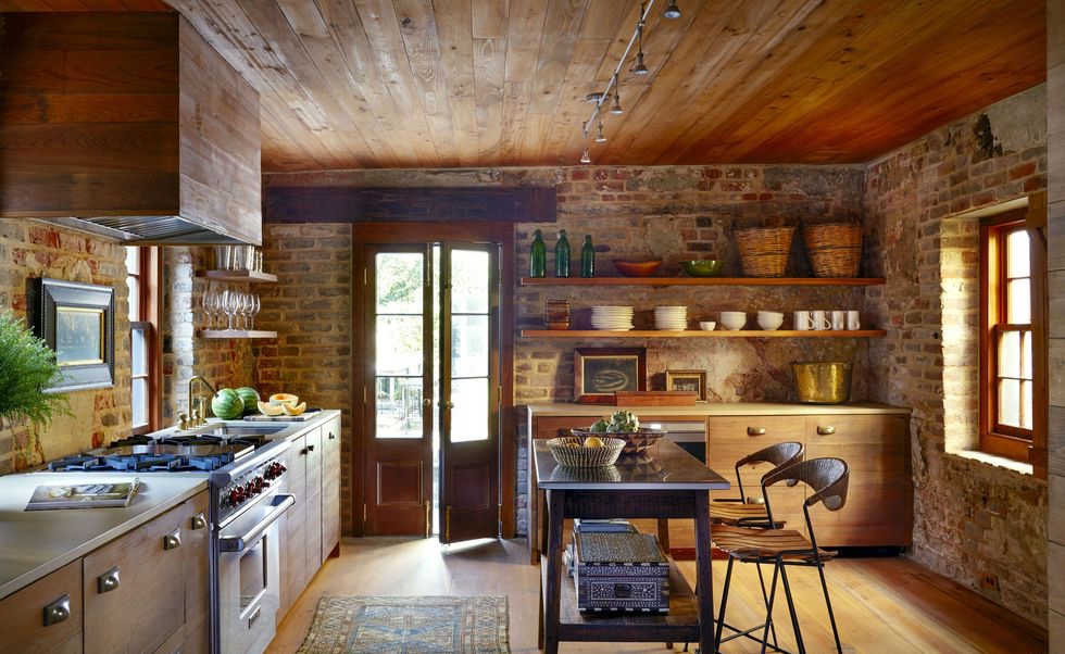 hình ảnh phòng bếp kết hợp phòng ăn phong cahcs Rustic với tường gạch lộ thiên, nội thất gỗ tự nhiên