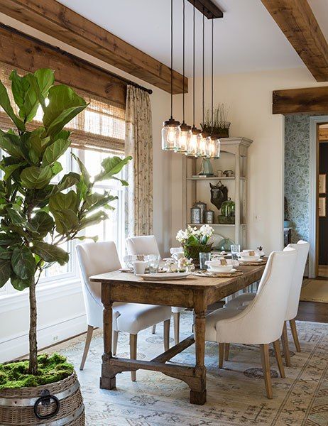 phòng ăn phong cách hoải cổ với dầm gỗ, bàn chữ nhật cũ kỹ, đèn thả độ đáo, cửa sổ kính ngập tràn ánh sáng, cây xanh trang trí
