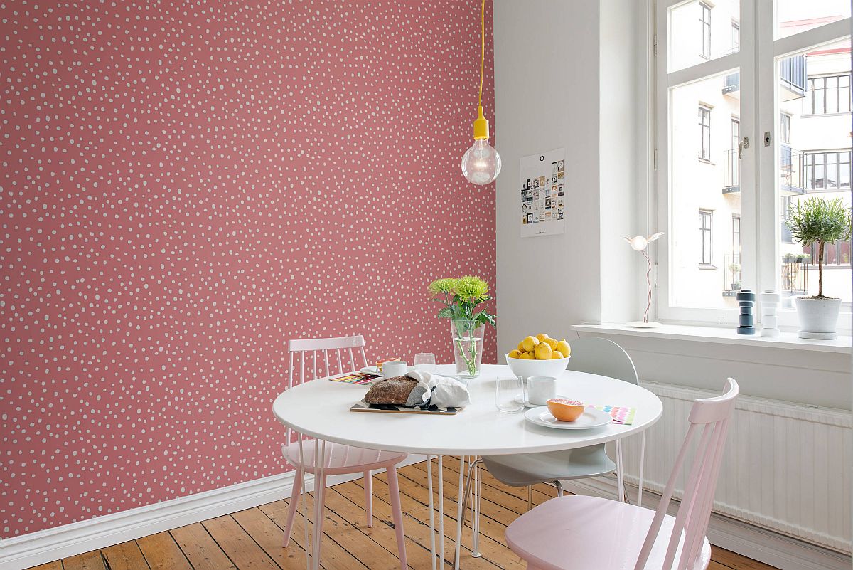 hình ảnh phòng khách phong cách Bắc Âu với bàn tròn màu trắng, giấy dán tường hồng chấm bi đẹp mắt